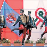 Гусары, сохраняющие традиции, исполняют танец призывников