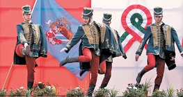 Гусары, сохраняющие традиции, исполняют танец призывников