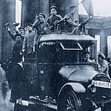 Những người cách mạng trên đường phố Berlin, thủ đô nước Đức (tháng 11 năm 1918)