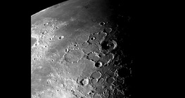 Кратеры на лунной поверхности