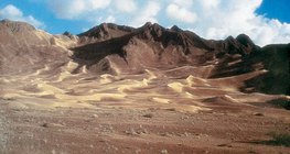 В пустыне песчаный холм с гребнем называют барханом