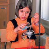 進行實驗的女學生