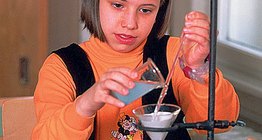 Ученица проводит эксперимент