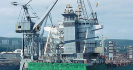 Морской порт и грузоподъёмный кран