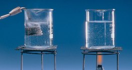Погружной электрокипятильник нагревает воду быстрее, чем спиртовая горелка