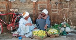 الباعة في السوق في القاهرة