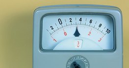 Если поместить медную и цинковую пластины в разбавленную серную кислоту, можно измерить напряжение между ними