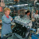 На конвеере сборки моторов марки Renault