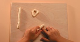 Hacer anillo para servilletas de pasta de sal - paso 2