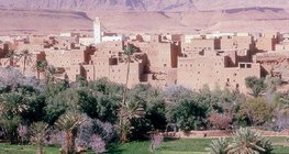 مدينة عند سفح الأطلس