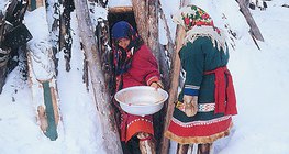 Mujeres hanti en ropa tradicional