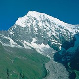 Сход ледопада на вершине Лангтанг-Лирунг (7234 м) в Гималаях