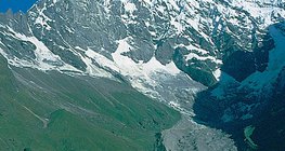 Сход ледопада на вершине Лангтанг-Лирунг (7234 м) в Гималаях