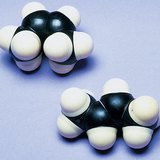 順式-2-丁烯的空間填充模型和反式-2-丁烯分子