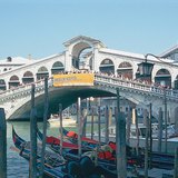 Сводчатый мост Риальто через Гранд-канал, «главную улицу Венеции» (Италия)