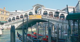 Сводчатый мост Риальто через Гранд-канал, «главную улицу Венеции» (Италия)