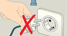 Не прикасайтесь одновременно к электроприбору и заземлённому предмету!