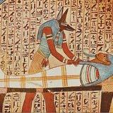 Çakal başlı Anubis mumya hazırlıyor