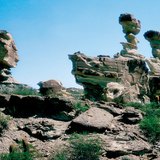 Скальные башни в пустыне, образованные ветровой эрозией