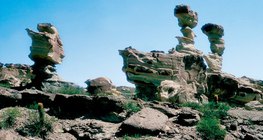 Скальные башни в пустыне, образованные ветровой эрозией