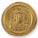 На монете изображён Юстиниан I – византийский император (с 527 по 565 год)