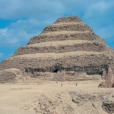 Džoserova pyramida (kolem roku 2600 p.n.l., Egypt)