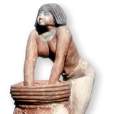 Скульптура египетской женщины, замешивающей тесто для хлеба