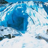 Поток воды, вырывающийся из входа в ледниковую пещеру