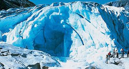 Поток воды, вырывающийся из входа в ледниковую пещеру