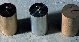 Медь, алюминий и дерево имеют разную плотность