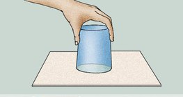 Почему вода не вытекает из перевёрнутого стакана?