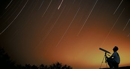 Следы звёзд на фотографии при съёмке с длинной выдержкой
