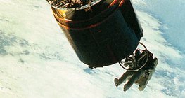 Искусственный спутник, вращающийся вокруг Земли
