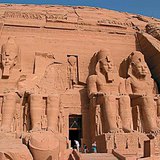 Вход в скальный храм Рамсеса II (Абу-Симбел, Египет, около 1300 г. до Р. Х.)