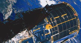 Космический телескоп «Хаббл» на фоне Земли