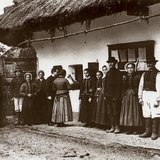 Бела Барток собирает народные песни под фонограф в деревне Дараж (1907)