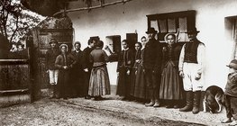 Бела Барток собирает народные песни под фонограф в деревне Дараж (1907)