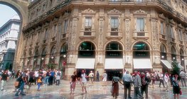 Calle peatonal con cubierta en el centro de Milano