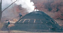 Земляная печь для производства древесного угля