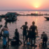 Паломники совершают омовение в Ганге