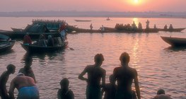 Паломники совершают омовение в Ганге