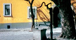 Старая общественная водоколонка