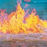 Горящая на поверхности воды нефть