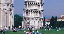 La famosa Torre Inclinada de Pisa es de 56 m de altura