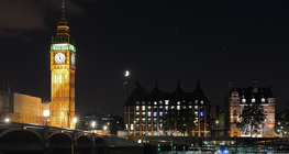 Big Ben vào ban đêm với Mặt trăng trong nền