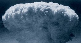 Грибовидное облако атомной бомбы, сброшенной на Нагасаки