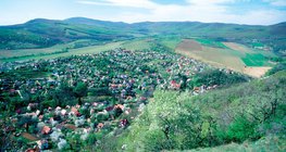 Село в окружении средних гор
