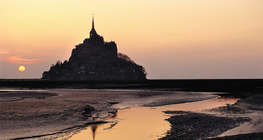 Mont-Saint-Michel při západu slunce