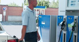 Заправка автомобиля на заправочной станции (АЗС)