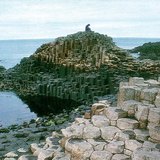 Базальт, расчленившийся на шестигранные колонны